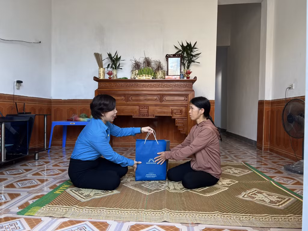 Công tác an sinh luôn được thị xã quan tâm (Công đoàn Công ty CP Tập đoàn Hoàng Hà thăm và tặng quà gia đình CNLĐ khó khăn).