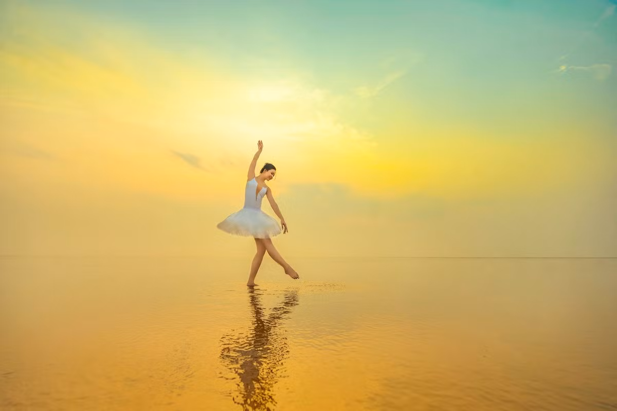 Hóa thân thành thiên nga trắng giữa lòng biển vô cực. Ảnh: XUÂN BÁCH