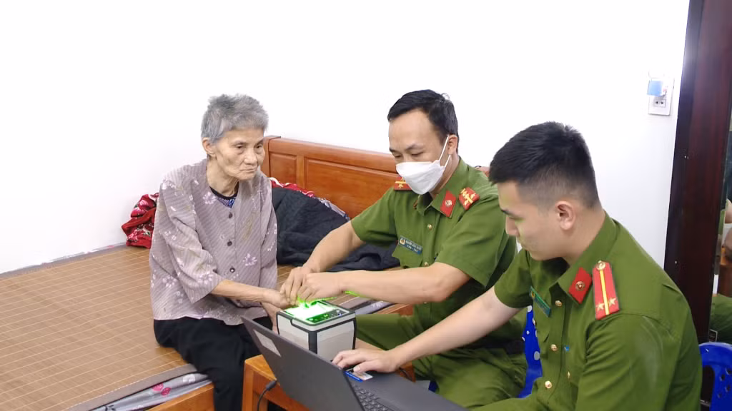 Công an TP Uông Bí làm CCCD gắn chíp tại nhà cho người già yếu.