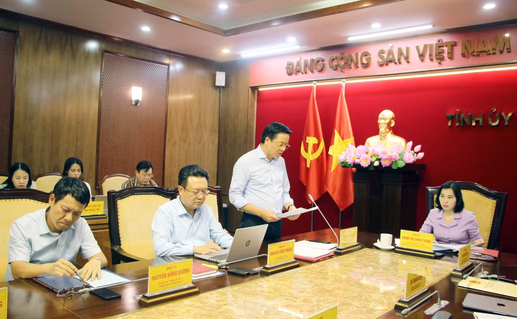 Đồng chí Nguyễn Văn Hồi, Ủy viên Ban Thường vụ Tỉnh ủy, Trưởng Ban Dân vận Tỉnh ủy, Chủ tịch Ủy ban MTTQ tỉnh, phát biểu tại cuộc họp.
