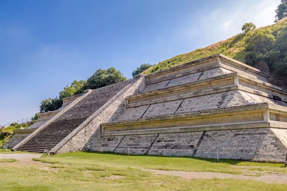 Kim tự tháp Cholula, Mexico: Đây được coi là kim tự tháp lớn nhất thế giới về khối lượng và là địa danh lịch sử, văn hóa quan trọng của khu vực. Theo The Travel, kim tự tháp này được làm bằng gạch không nung và có khối lượng lớn hơn kim tự tháp Giza (Ai Cập). Nhưng điều đặc biệt là nó khá thấp, chỉ cao hơn đồng bằng xung quanh khoảng 25 m. Chính vì vậy, đôi khi nó bị nhầm tưởng là một ngọn đồi tự nhiên chứ không phải kim tự tháp. David Carballo, nhà khảo cổ học thuộc ĐH Massachusetts (Mỹ), cho biết Cholula có thể do nhiều dân tộc xây dựng để tôn thờ những vị thần. Đây là điểm khác biệt lớn với những công trình văn hóa khác. Ảnh: Matador Network.