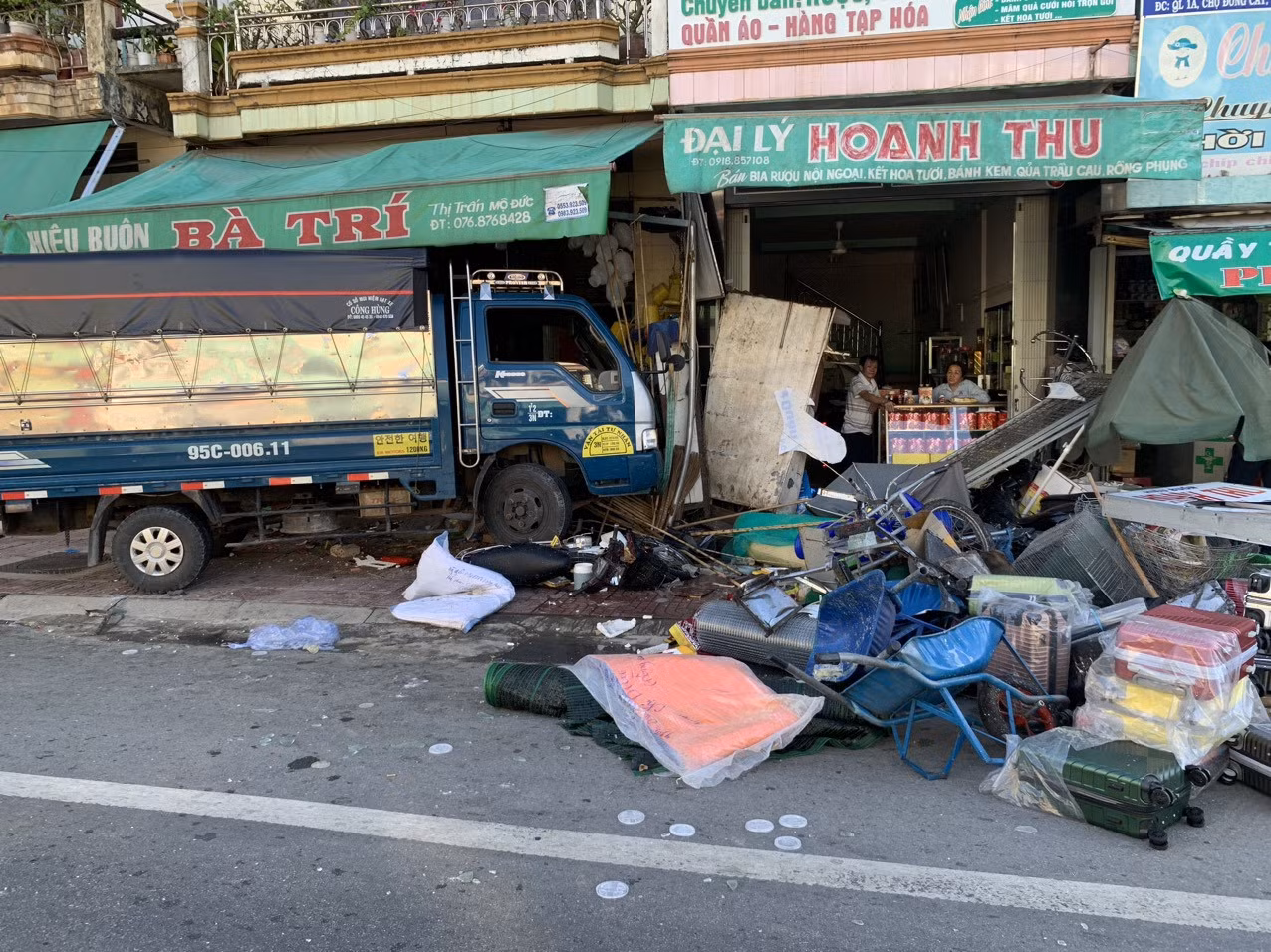 Ôtô tải đâm thẳng vào nhà khiến nhiều đồ đạc của người dân bị hư hỏng. Ảnh: Ngọc Viên