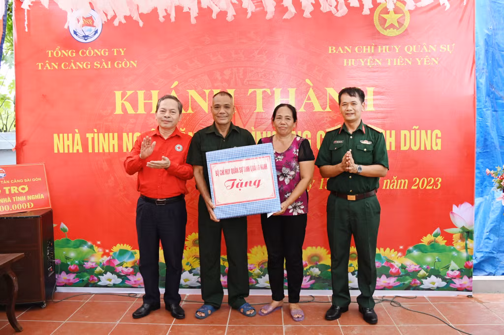 Lãnh đạo Phòng Chính trị Bộ CHQS tỉnh tặng quà cho gia đình ông Chu Mạnh Dũng.