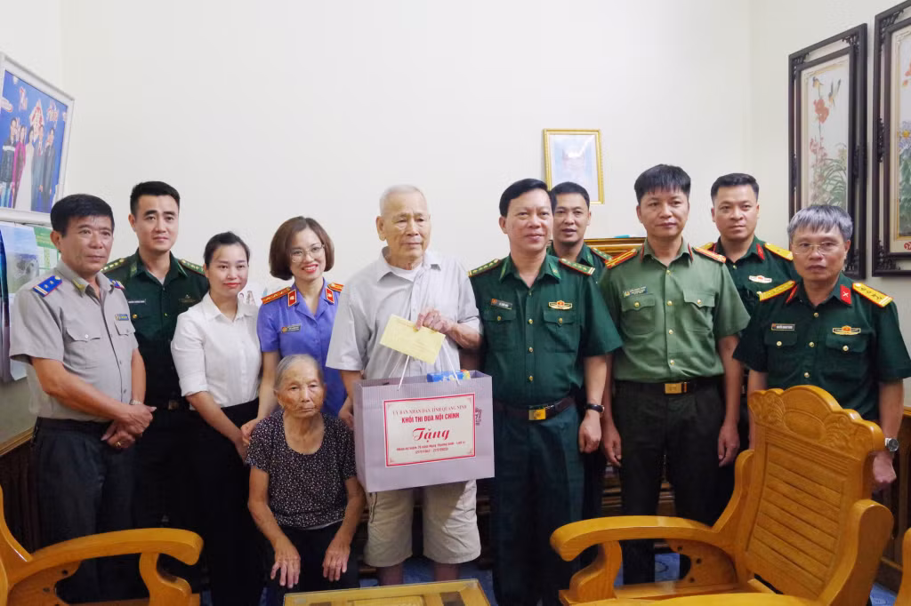 Đoàn công tác đến thăm, tặng quà gia ông La Tiến Ninh, thôn Lục Nà, xã Lục Hồn, huyện Bình Liêu. (Bố liệt sỹ).