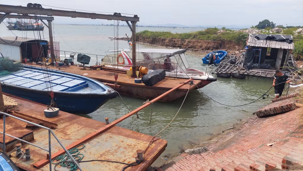 Chủ phương tiện tàu, thuyền neo đậu, chằng chống phương tiện phòng, chống bão