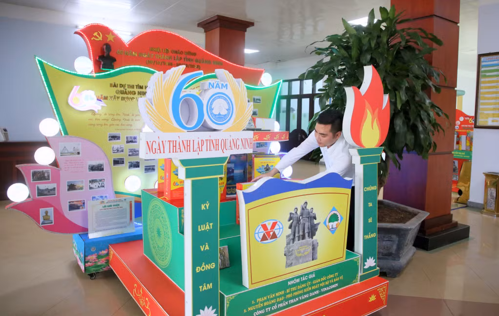 Cán bộ Văn phòng Đảng ủy Than Quảng Ninh sắp xếp trưng bày các bài dự thi công phu, chất lượng của các đơn vị ngành Than.