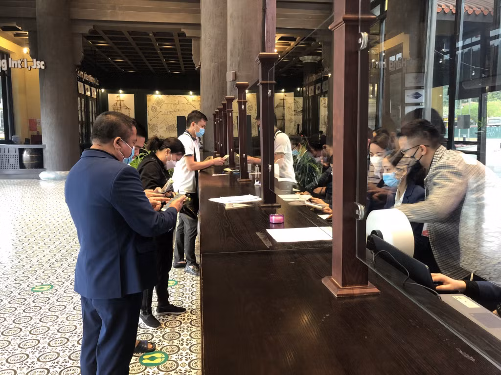 Du khách làm thủ tục tham quan vịnh Hạ Long tại quầy bán vé của Cảng tàu khách quốc tế Hạ Long.