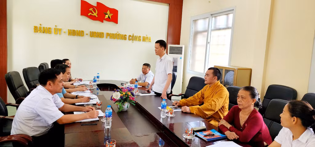 Đoàn kiểm tra công tác quản lý tiền công đức của thị xã Quảng Yên kiểm tra và làm việc với Ban Quản lý các di tích phường Cộng Hòa, thị xã Quảng Yên về công tác quản lý tiền công đức tại các di tích trên địa bàn.