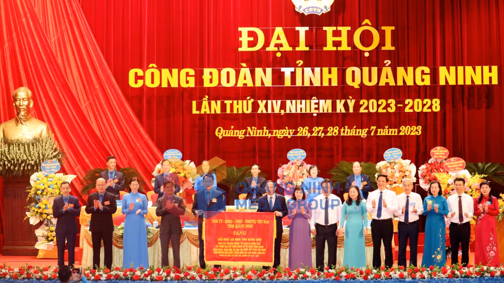 Tỉnh ủy, HĐND, UBND, MTTQ tỉnh tặng Đại hội Bức trướng mang dòng chữ “Phát huy truyền thống Kỷ luật Đồng tâm, xây dựng giai cấp công nhân, tổ chức công đoàn vững mạnh, toàn diện, thi đua yêu nước góp phần xây dựng tỉnh Quảng Ninh ngày càng giàu đẹp, văn minh, hiện đại”.