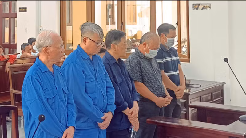 Các bị cáo nghe tòa tuyên phạt tù.