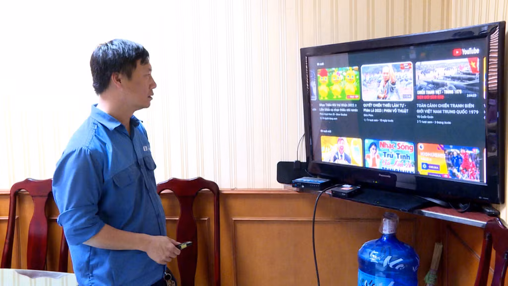 Nhân viên VNPT lắp thiết bị chuyên dụng cho hộ dân ở xã Đồn Đạc (huyện Ba Chẽ) để vào mạng, xem truyền hình Internet.