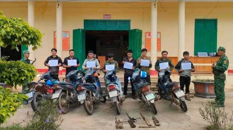 Các đối tượng vừa bị cơ quan chức năng phát hiện, bắt giữ (Ảnh: KQ).