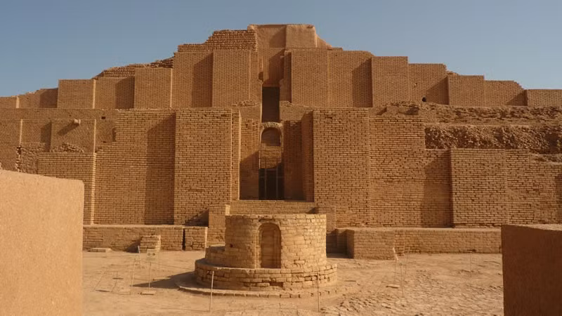 Chogha Zanbil, Iran: Đây là ziggurat lớn nhất ở Iran ngày nay. Thuật ngữ ziggurat được dùng để chỉ những ngôi đền hoặc kim tự tháp cổ xưa bị lãng quên ở vùng Lưỡng Hà. Chúng phần lớn bị lãng quên do được xây dựng bằng gạch bùn và bị xói mòn nghiêm trọng sau thời gian dài. Ban đầu Chogha Zanbil cao khoảng 53 m và có một ngôi đền trên đỉnh của nó. Ngày nay, công trình này chỉ cao khoảng 24,75 m do bị xói mòn. Ảnh: Iran Royal Holiday.