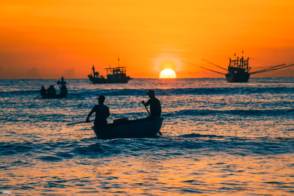 Theo người dân địa phương, chợ đã hình thành từ hơn 15 năm và ngày càng đông đúc. Trước đây, chợ chỉ là nơi tập kết thuyền cá của ngư dân vềk. Khi số lượng tàu thuyền lớn lên, thương lái cũng tập trung dần tạo nên cảnh đông đúc như hiện nay.
