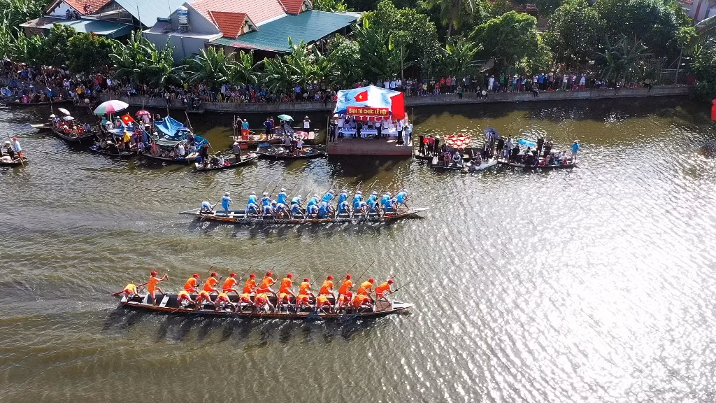 Hội bơi thuyền chải là hoạt động được mong chờ nhất của Lễ hội Xuống đồng. Ảnh: Mai Linh