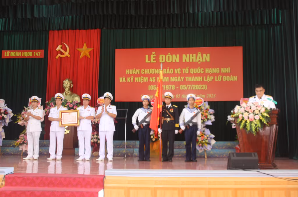 Chuẩn Đô đốc Phan Tuấn Hùng, Uỷ viên Đảng uỷ Quân chủng, Phó Tư lệnh Quân chủng Hải quân, trao tặng Huân chương Bảo vệ Tổ quốc hạng Nhì cho Lữ đoàn 147.