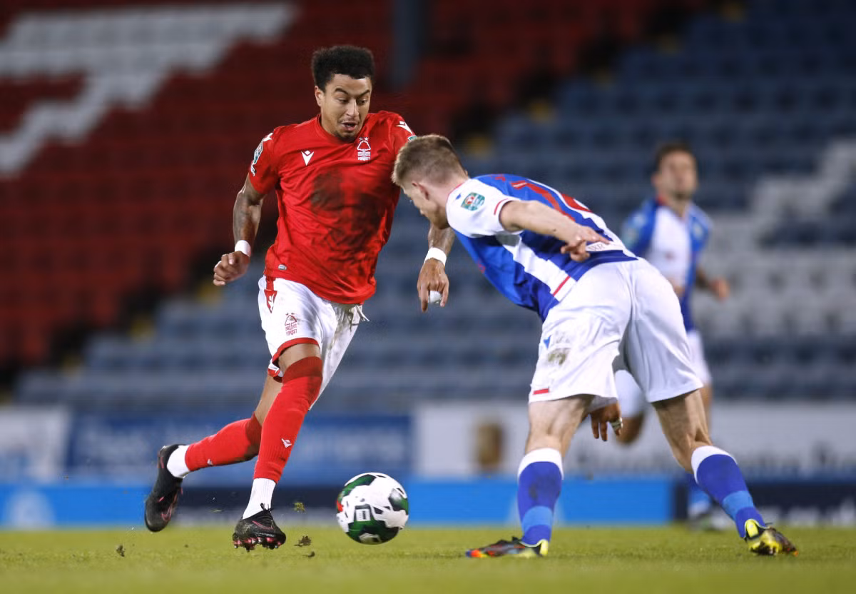 Jesse Lingard: Nottingham Forest trụ hạng thành công, nhưng không gia hạn với Lingard. Họ không muốn tiếp tục trả mức lương cao nhất đội cho cầu thủ không ghi bàn hay kiến tạo trong 17 trận Ngoại hạng Anh mùa trước. Các CLB khác cũng không mặn mà với Lingard. Phần lớn đều cho rằng tiền vệ tấn công 30 tuổi đã hết thời và là "ngôi sao không bao giờ tỏa sáng". Lingard có thể phải sang Mỹ hoặc Arab Saudi để tiếp tục sự nghiệp.