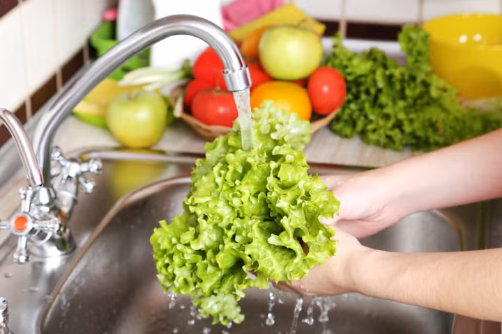Thay vì rửa rau bằng nước muối, chuyên gia khuyến nghị nên rửa rau từ 3, 4 lần bằng nước sạch.