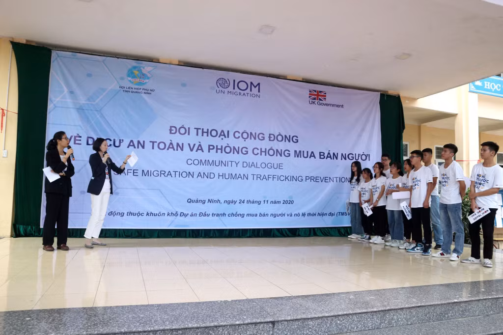 Học sinh Trường THPT Quảng La (TP Hạ Long) tham gia trò chơi tìm hiểu về phòng chống mua bán người và nô lệ thời hiện đại. Ảnh: Vân Anh