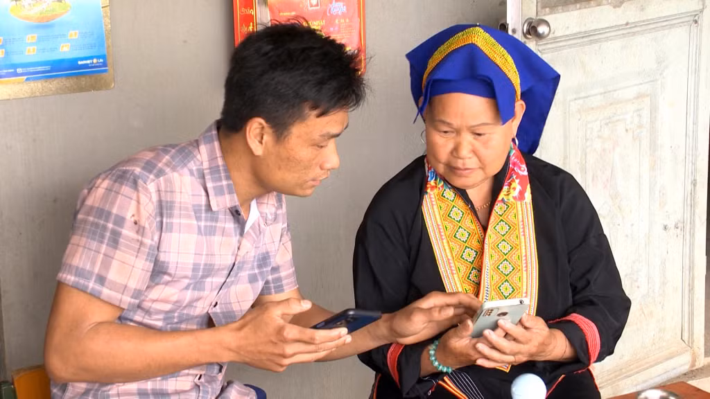 Tổ công nghệ số cộng đồng, thôn Làng Cổng, xã Đồn Đạc (huyện Ba Chẽ) hướng dẫn cho người dân các ứng dụng của nội dung chuyển đổi số.