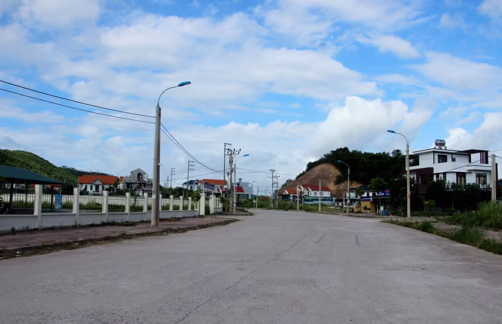 Khu tái định cư xã Đoàn Kết (Vân Đồn) được đầu tư đồng bộ, đáp ứng nhu cầu an cư lạc nghiệp của nhân dân. Ảnh: Mạnh Trường