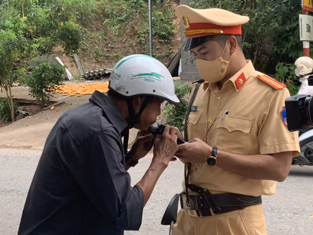CSGT kiểm tra nồng độ cồn của lái xe trên QL10, đoạn qua địa bàn TP Uông Bí.