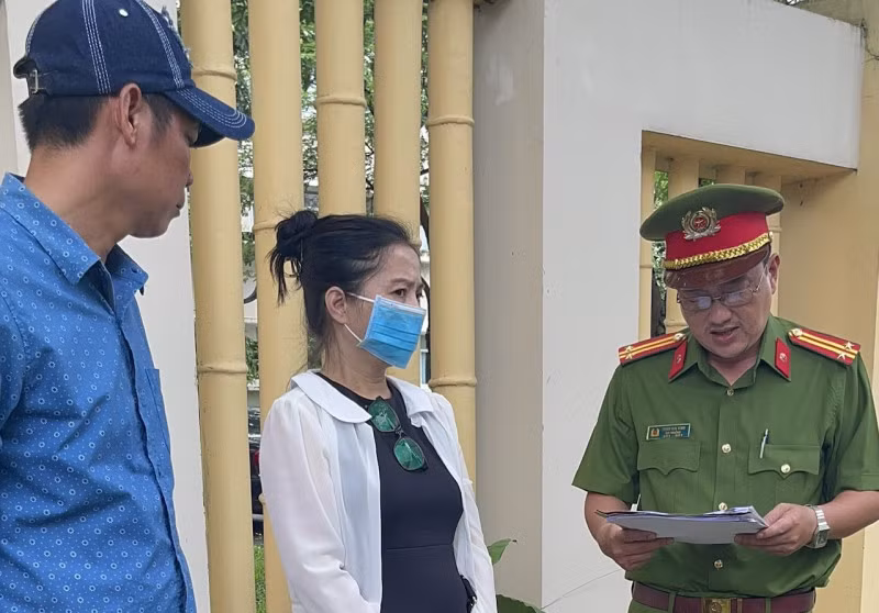 Cán bộ điều tra tống đạt lệnh bắt tạm giam bị can.