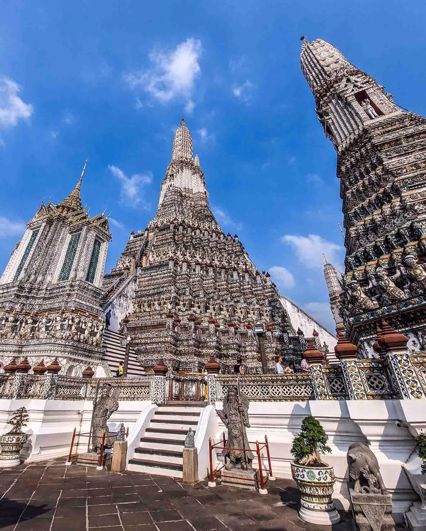 Chùa Wat Arun có nhiều ngọn tháp, trong đó tháp cao nhất nằm ở trung tâm ngôi chùa. Ngọn tháp này được trang trí rất đẹp mắt, tinh xảo bằng các mảnh thuỷ tinh nhỏ và đồ sứ. Ảnh: Vương Lộc