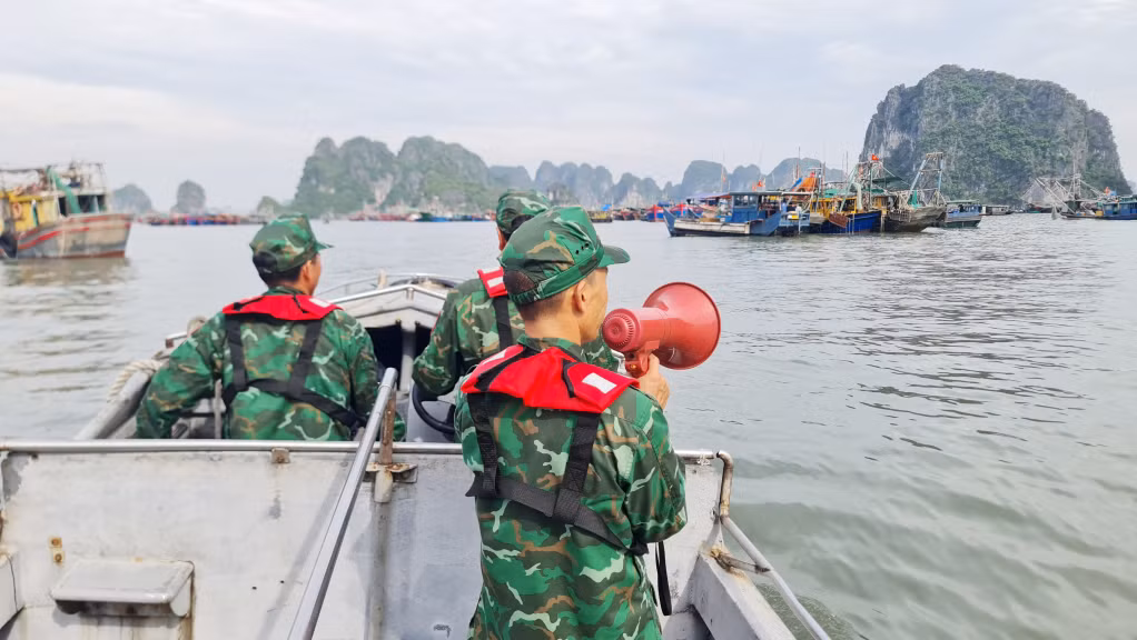 CBCS Hải đội 2 tuyên kêu gọi ngư dân đưa phương tiện về nơi tránh trú an toàn.
