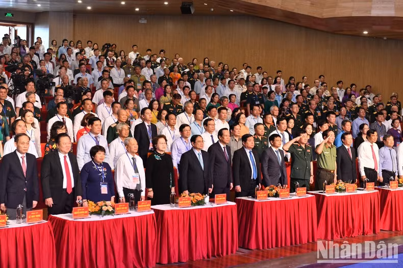 Thủ tướng Phạm Minh Chính và các đại biểu thực hiện nghi thức chào cờ.
