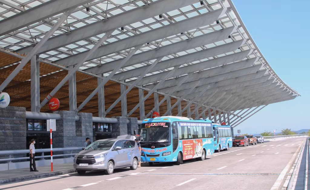 Hình ảnh xe bus và các xe cá nhân đỗ tại ga đi sân bay quốc tế Vân Đồn