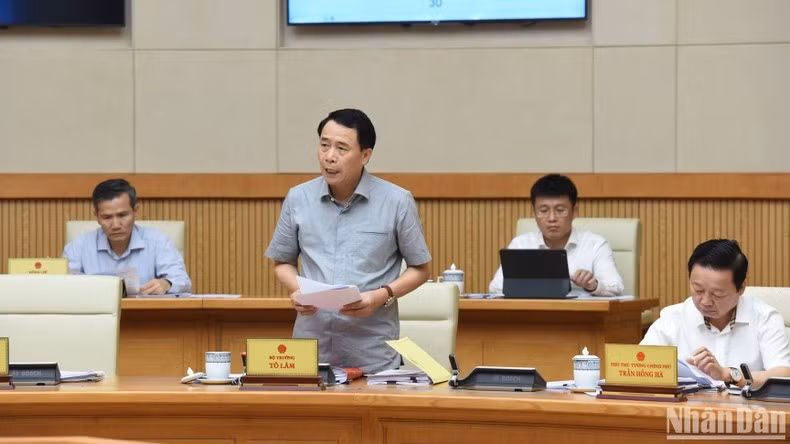 Đại diện lãnh đạo Bộ Công an phát biểu ý kiến tại phiên họp.