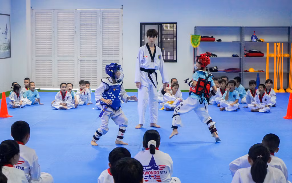 Học viên CLB Taekwondo Star luyện tập thi đấu đối kháng
