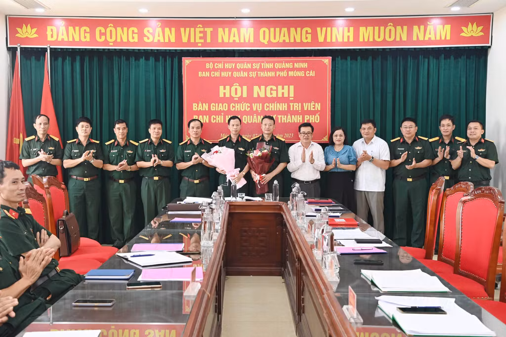 Lãnh đạo Bộ CHQS tỉnh, TP Móng Cái cùng các đại biểu, tặng hoa chúc mừng hai đồng chí được bổ nhiệm chức danh mới.
