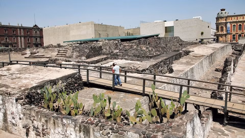 Đền Mayor (Templo Mayor), Mexico: Đây là ngôi đền chính của người Aztec cổ đại ở thủ đô Tenochtitlan của họ. Tuy nhiên, nó đã bị tháo rời để sử dụng làm vật liệu xây dựng thành phố thuộc địa Tây Ban Nha. Ngày nay, các nhà khảo cổ học đã tìm lại được tàn tích của nó nhưng không còn nguyên vẹn. Du khách có thể ghé tham quan những tàn tích này. Ảnh: BBC News.