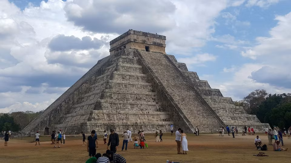 El Templo, Mexico: Đây là kim tự tháp nổi tiếng ở Chichen Itza, một địa điểm khảo cổ thời tiền Colombo do người Maya xây dựng, nằm ở trung tâm phía bắc bán đảo Yucatan, Mexico ngày nay. Kim tự tháp El Templo còn có cái tên khác là El Castillo hoặc đền Kukulcan và được xây dựng từ thế kỷ thứ 8 đến thế kỷ thứ 12 SCN. Ảnh: Ray Graciano/Unsplash.