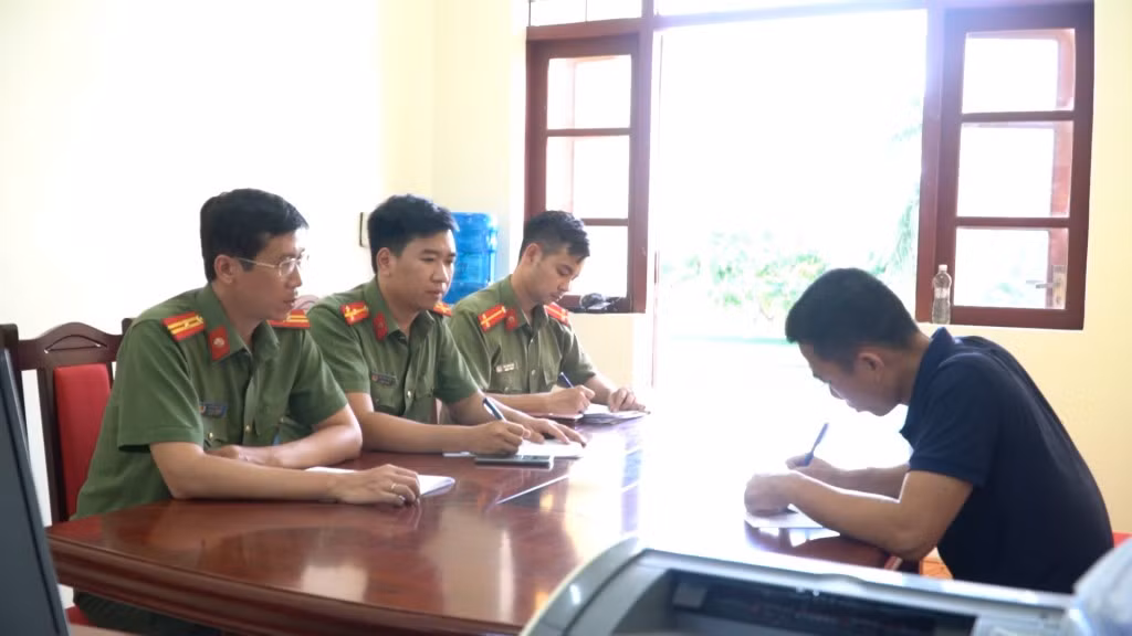 Cơ quan công an làm việc với chủ tài khoản Facebook 