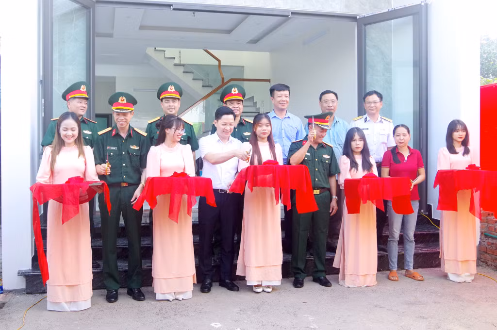 Các đại biểu cắt băng khánh thành Nhà mới tặng gia đình chị Vũ Thị Trang