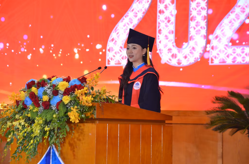 Sinh viên Phạm Thu Uyên, lớp Đại học Quản trị dịch vụ du lịch và lữ hành K5C, Khoa Du lịch (Trường ĐH Hạ Long), đại diện cho toàn thể sinh viên cuối khóa phát biểu tri ân.