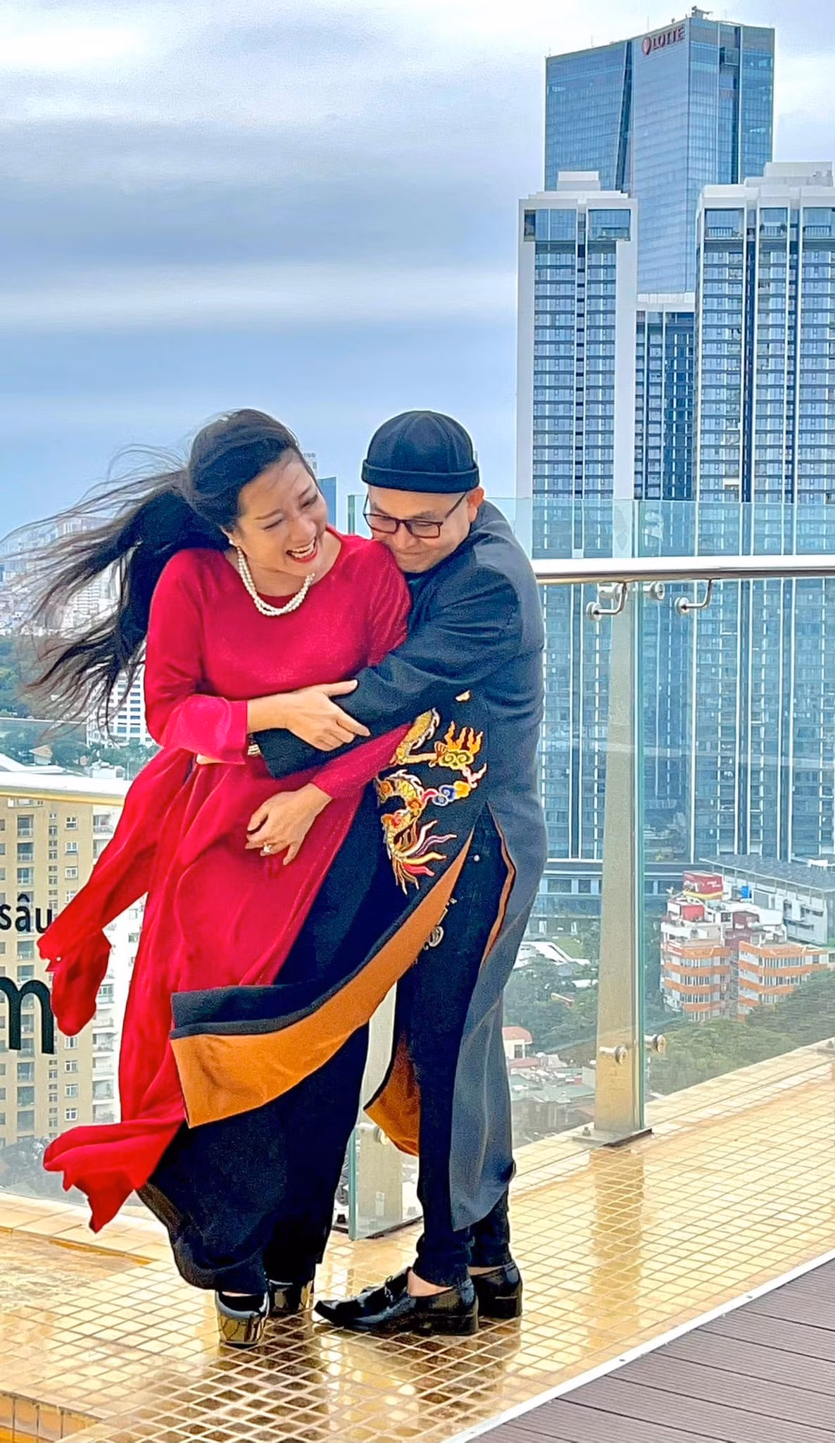 Xuân Hinh cho biết: "Đã nói từ lâu rồi, Thanh Thanh Hiền là bạn diễn, không phải là vợ của Xuân Hinh. Các cháu không chịu đọc báo, cứ gọi điện đến nhà: "A lô, xin cho gặp cô Thanh Thanh Hiền, vợ bác Xuân Hinh". Điều này khiến nam nghệ sĩ bảo sợ vợ nổi máu ghen "đuổi ra khỏi nhà".