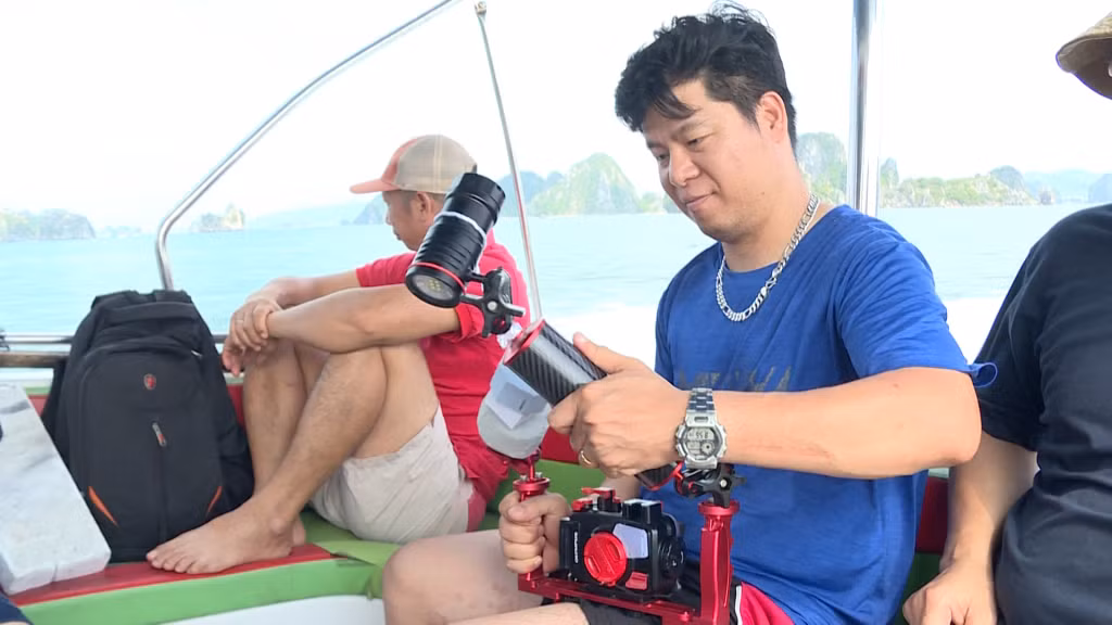 ThS Phạm Văn Chiến kiểm tra lại camera trước khi lặn khảo sát tại biển Vân Đồn.