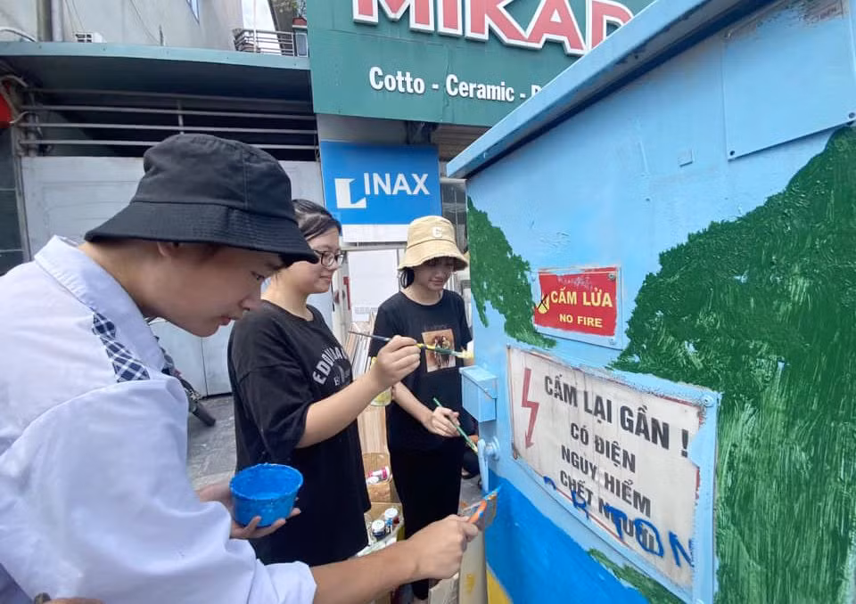 ĐVTN TP Hạ Long tham gia vẽ tủ điện làm đẹp cảnh quan đô thị. Ảnh: Fanpage Thanh niên Hạ Long