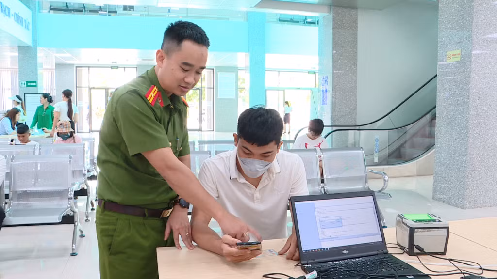 Chiến sĩ công an Phòng Cảnh sát QLHC về TTXH (Công an tỉnh) hướng dẫn cài đặt VNeID cho người dân tại Trung tâm Phục vụ hành chính công tỉnh.