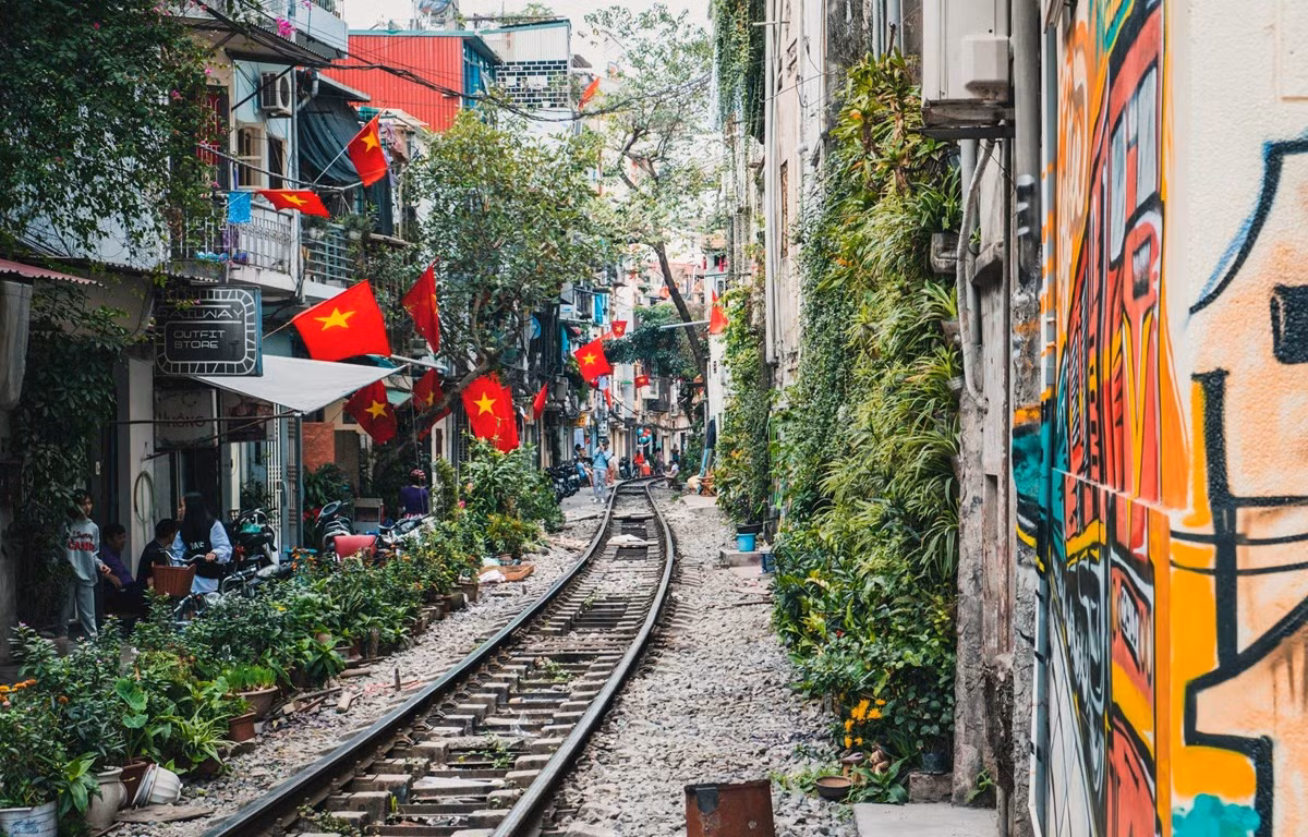 Đường tàu Hà Nội là điểm chechk-in quen thuộc của du khách khi đến Thủ đô. (Ảnh: PV/Vietnam+)