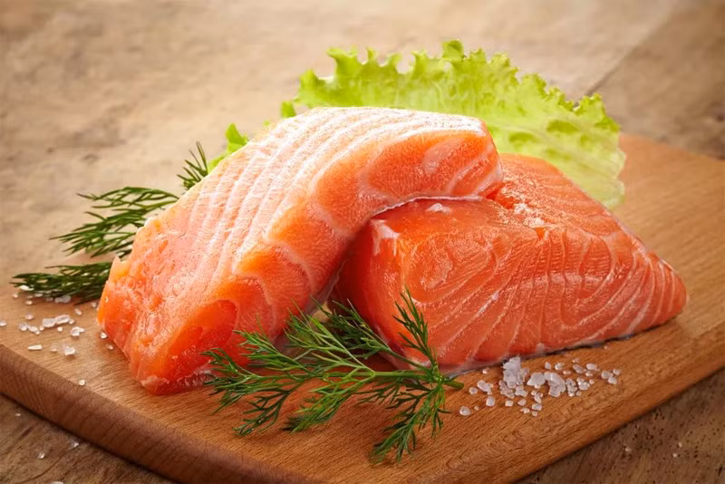 Cá hồi chứa axit béo tốt cho não. Ảnh: Aboluowang