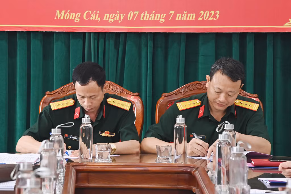 Ký kết biên bản bàn giao chức danh Chính trị viên Ban CHQS TP Moáng Cái