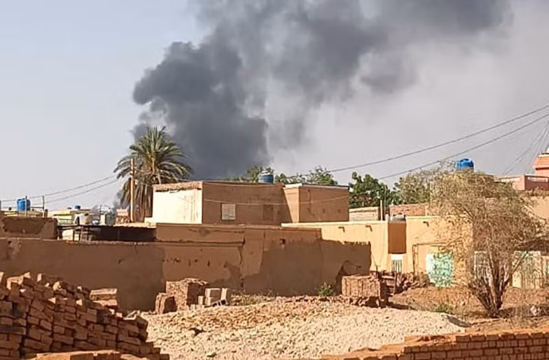 Khói bốc lên sau giao tranh tại khu vực Aljazeera Eslang, phía Bắc Khartoum, Sudan, ngày 3/7/2023. Ảnh: AFP/TTXVN