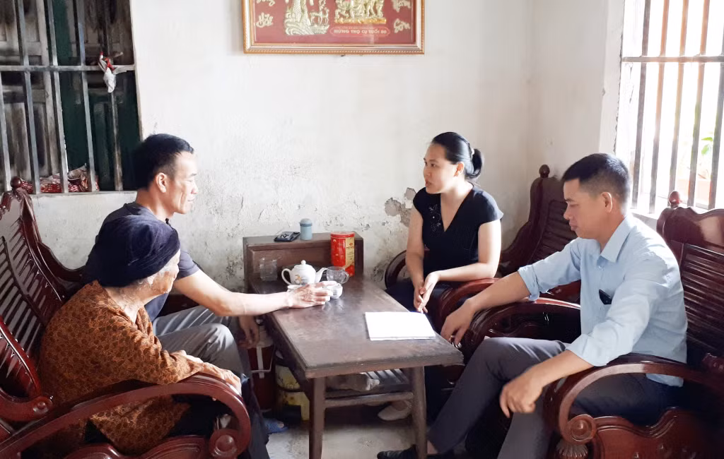 Cán bộ BHXH huyện Hải Hà và cán bộ thị trấn đến tận gia đình tuyên truyền, hướng dẫn ông Nguyễn Văn Trường (khu Hải Tân, thị trấn Quảng Hà, huyện Hải Hà) tham gia BHXH tự nguyện. Ản: Dương Trường