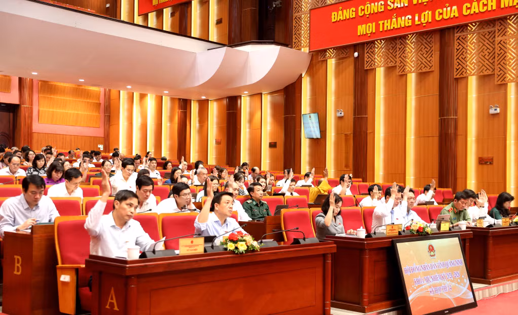 Các đại biểu HĐND tỉnh biểu quyết thông qua các nghị quyết.