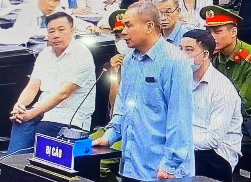 Bị cáo Nguyễn Hồng Hà (áo xanh) tại phiên tòa.